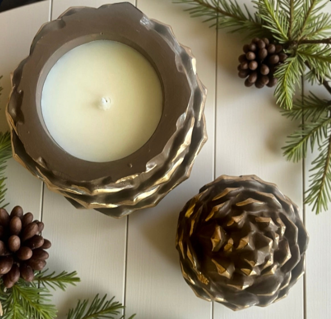 Pinecone with lid and golden details