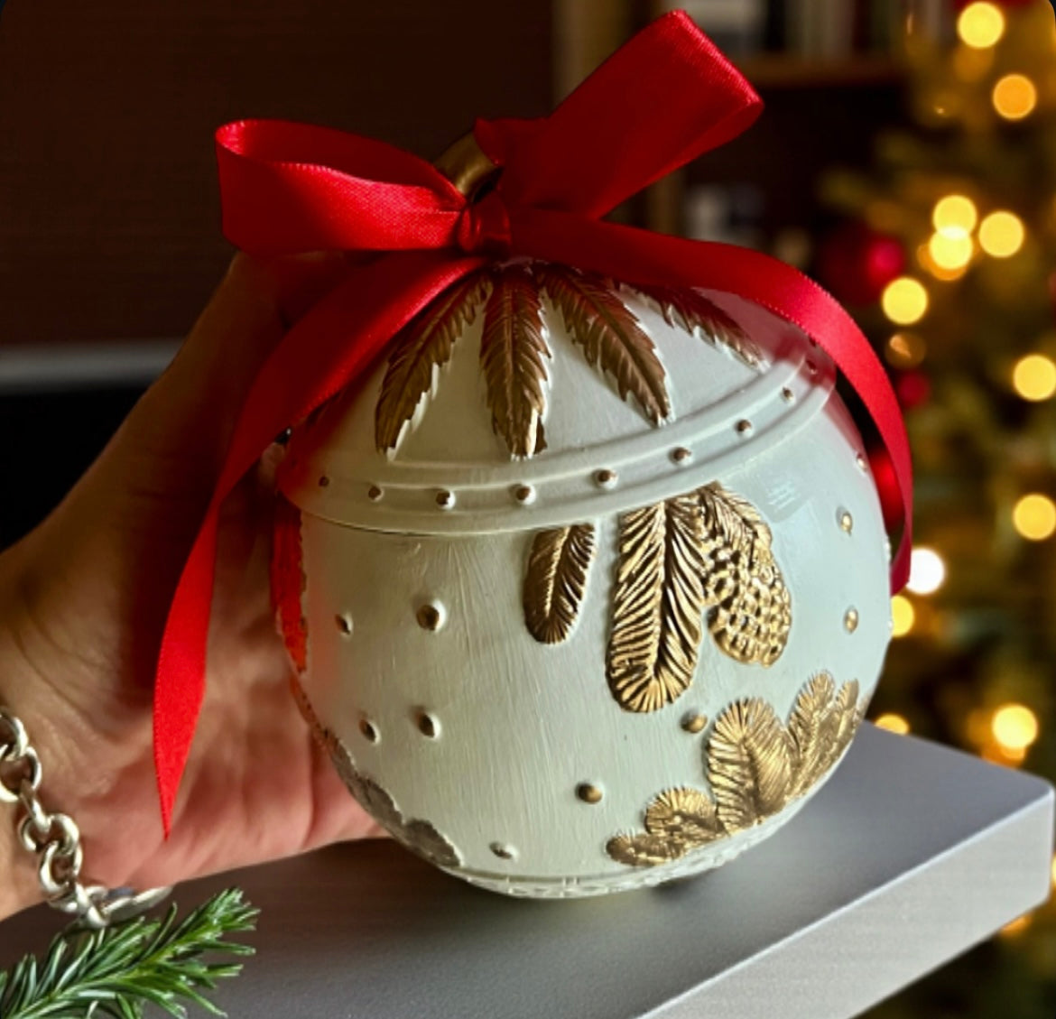 Christmas ornament with lid and red ribbon (price per candle)