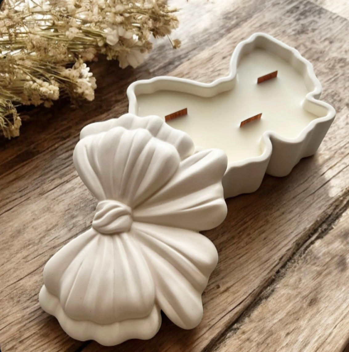 Cute bow with lid.