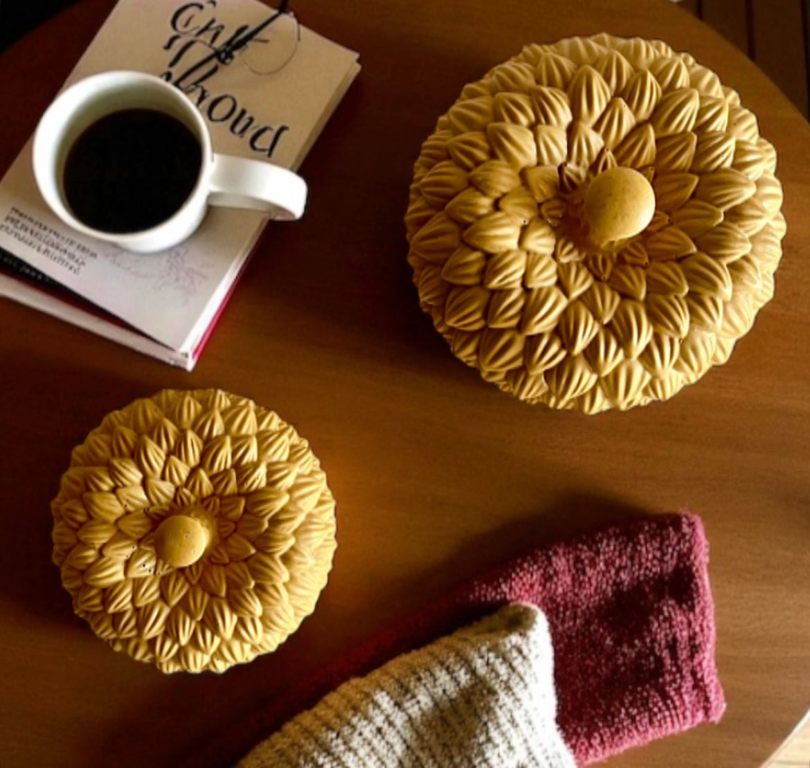 Acorn with lid (large)