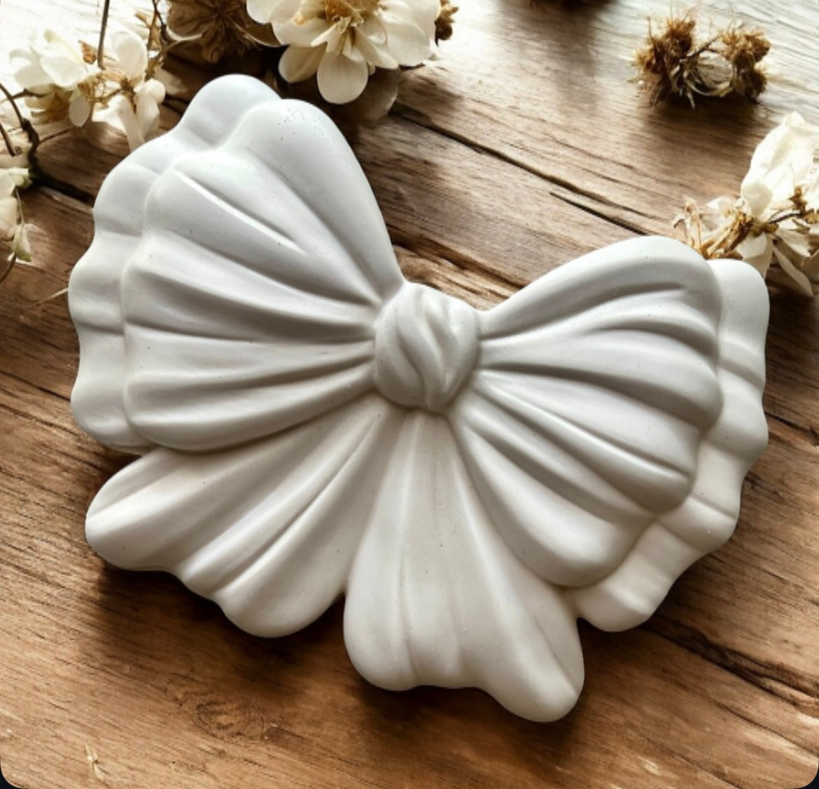 Cute bow with lid.