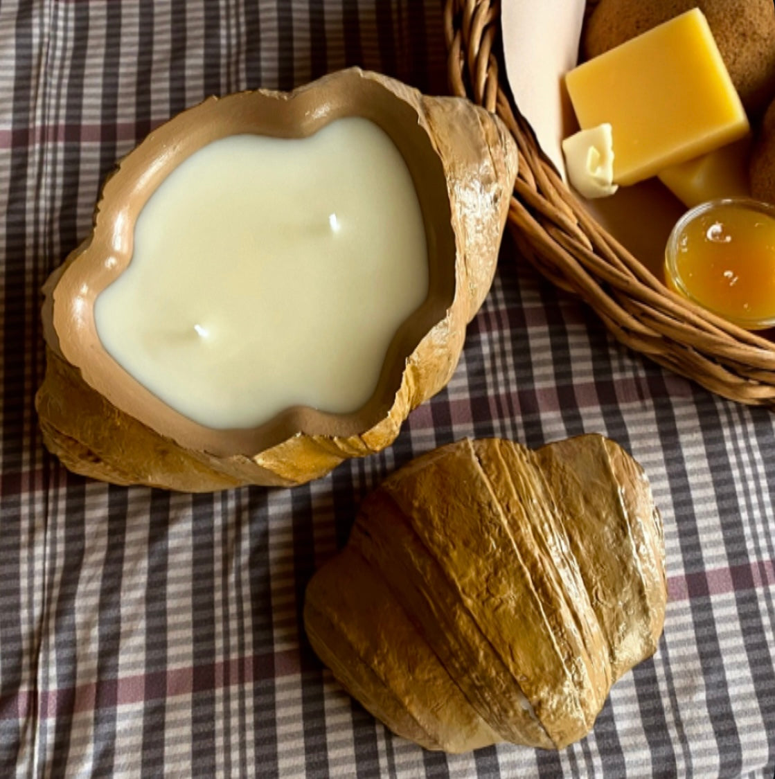 French croissant with lid