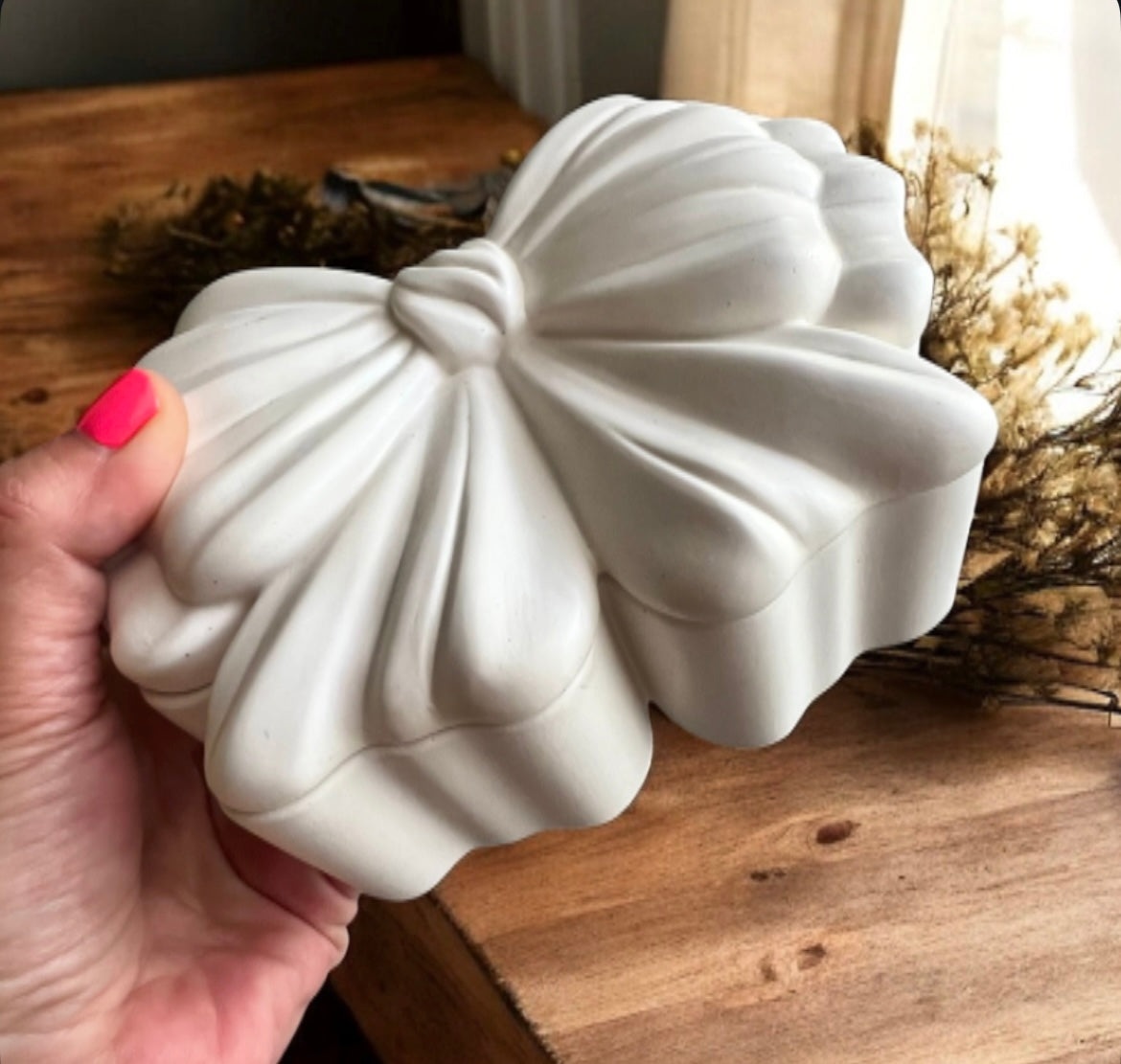 Cute bow with lid.