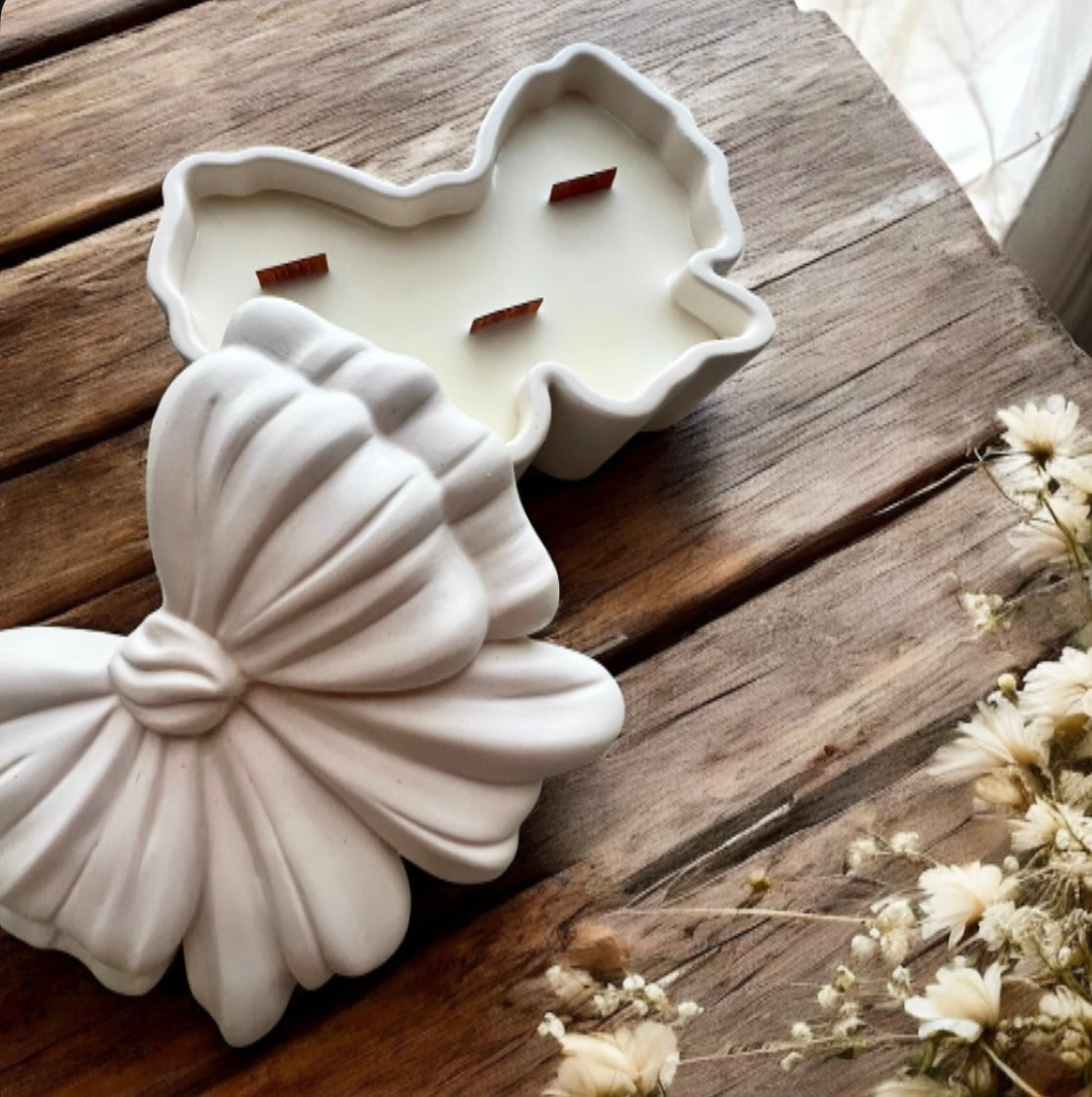 Cute bow with lid.