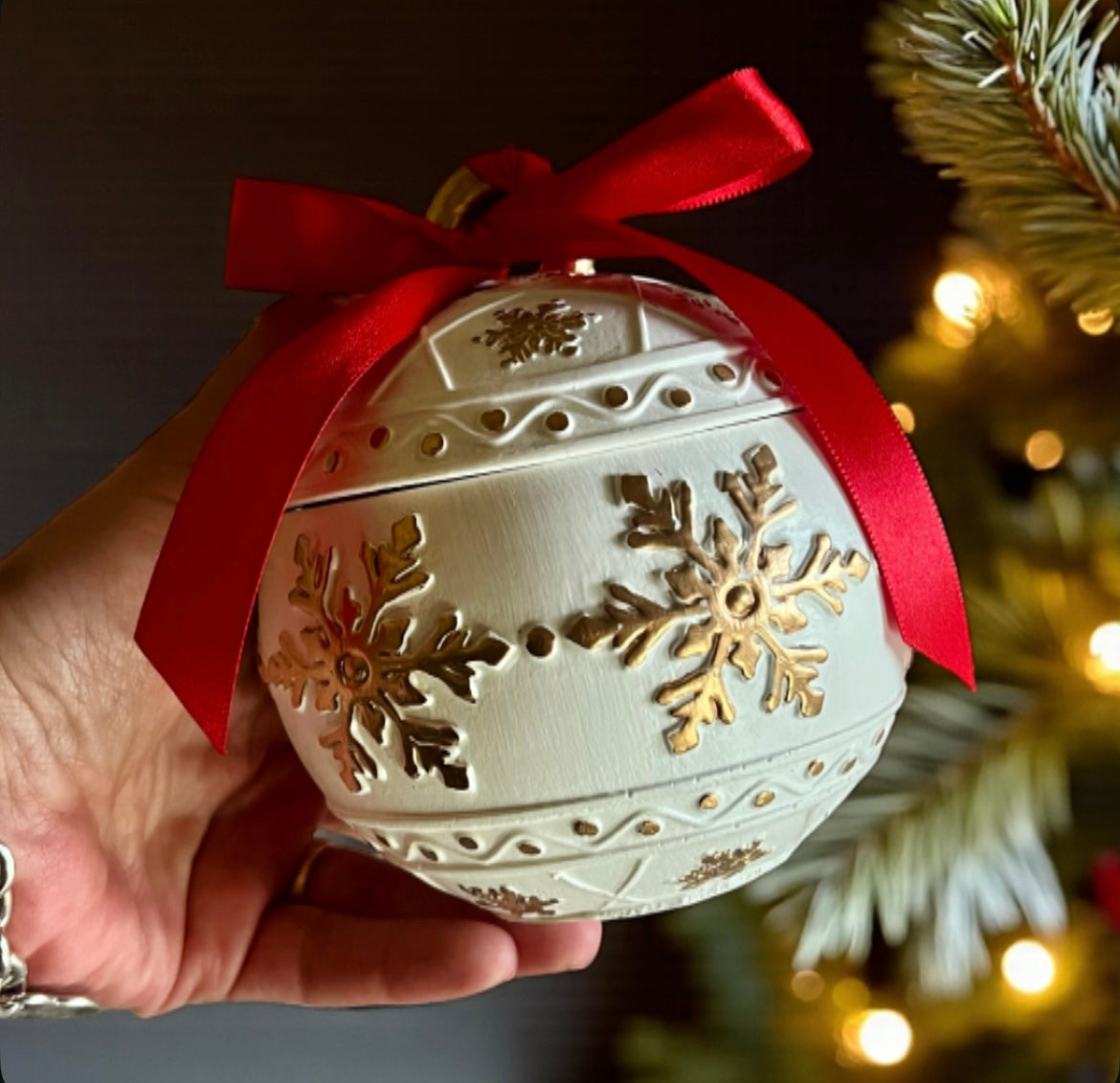 Christmas ornament with lid and red ribbon (price per candle)