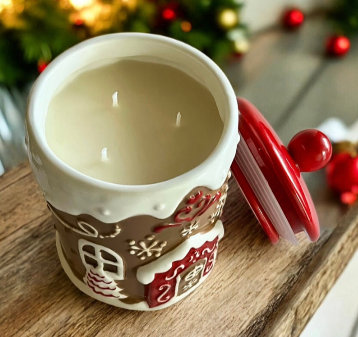 Gingerbread house with lid