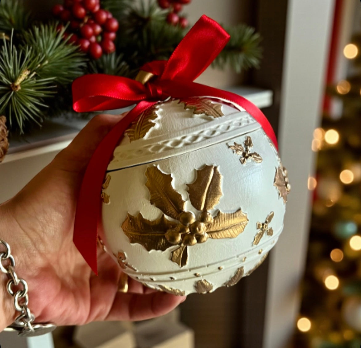 Christmas ornament with lid and red ribbon (price per candle)