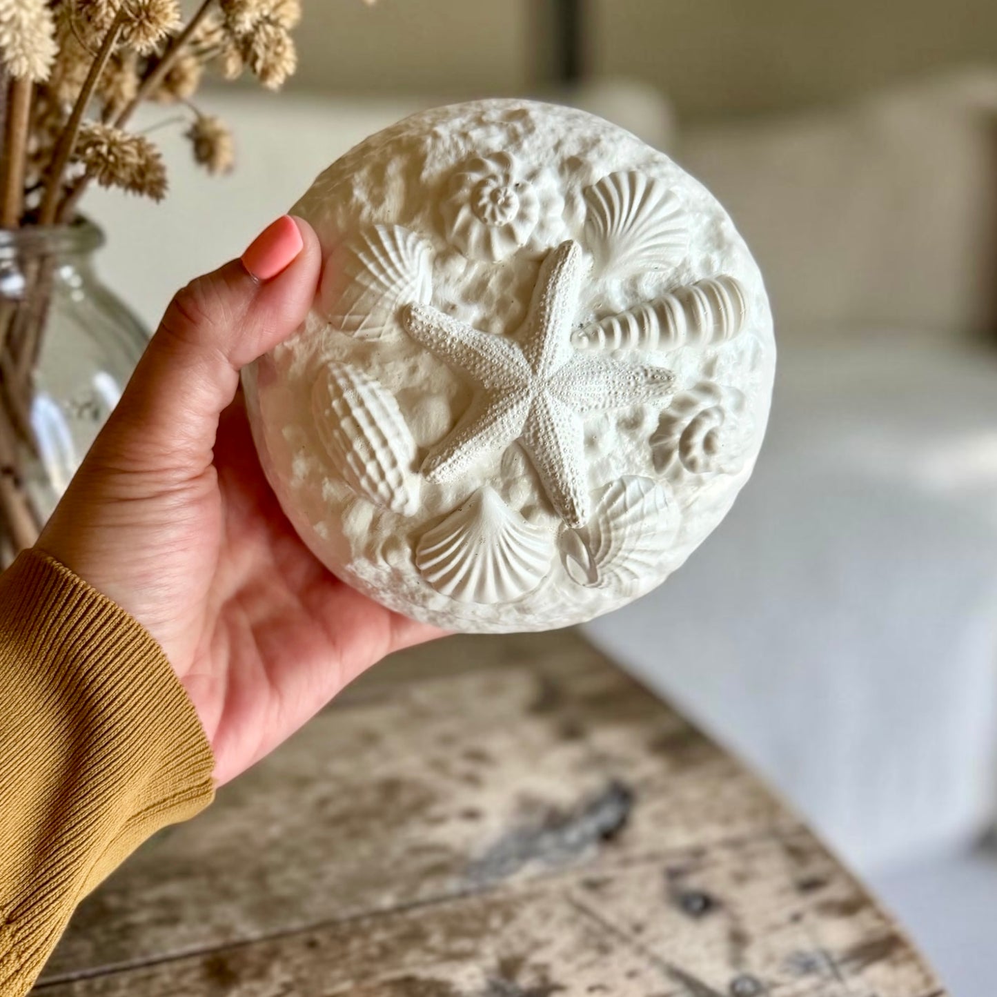 Round coastal candle with lid