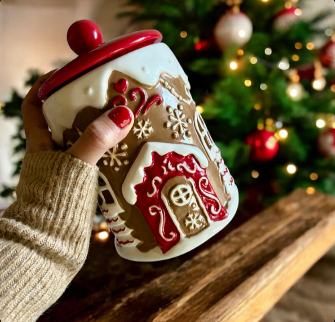 Gingerbread house with lid