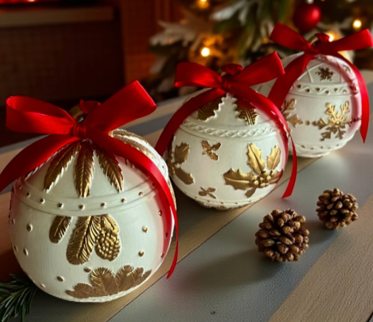 Golden and white Christmas ornament with lid