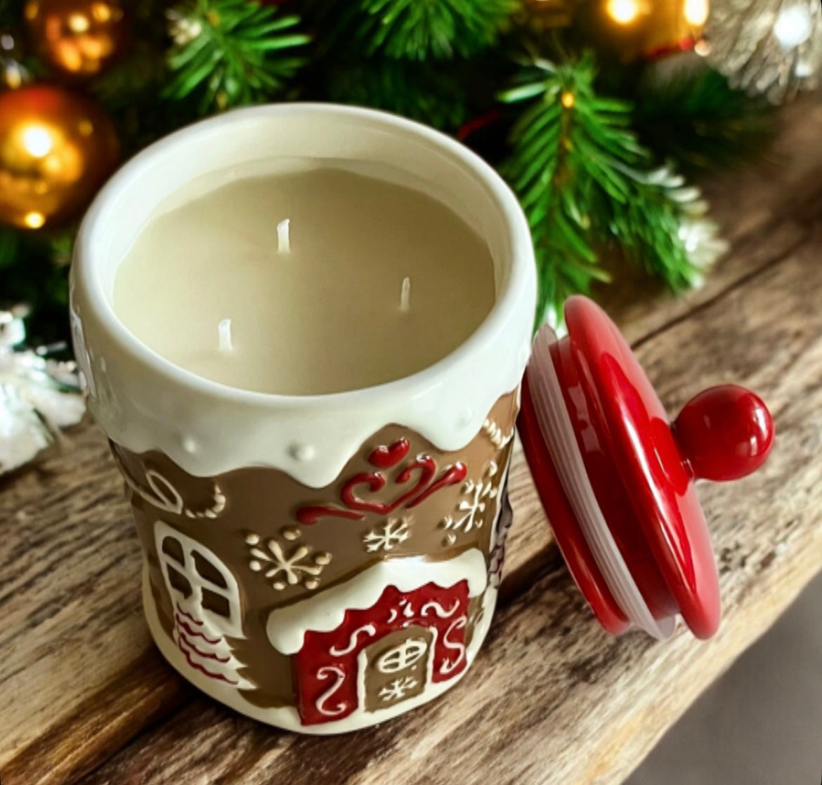 Gingerbread house with lid