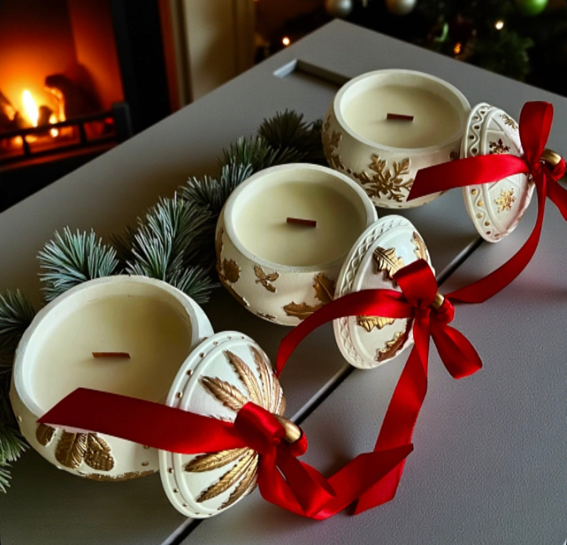 Christmas ornament with lid and red ribbon (price per candle)