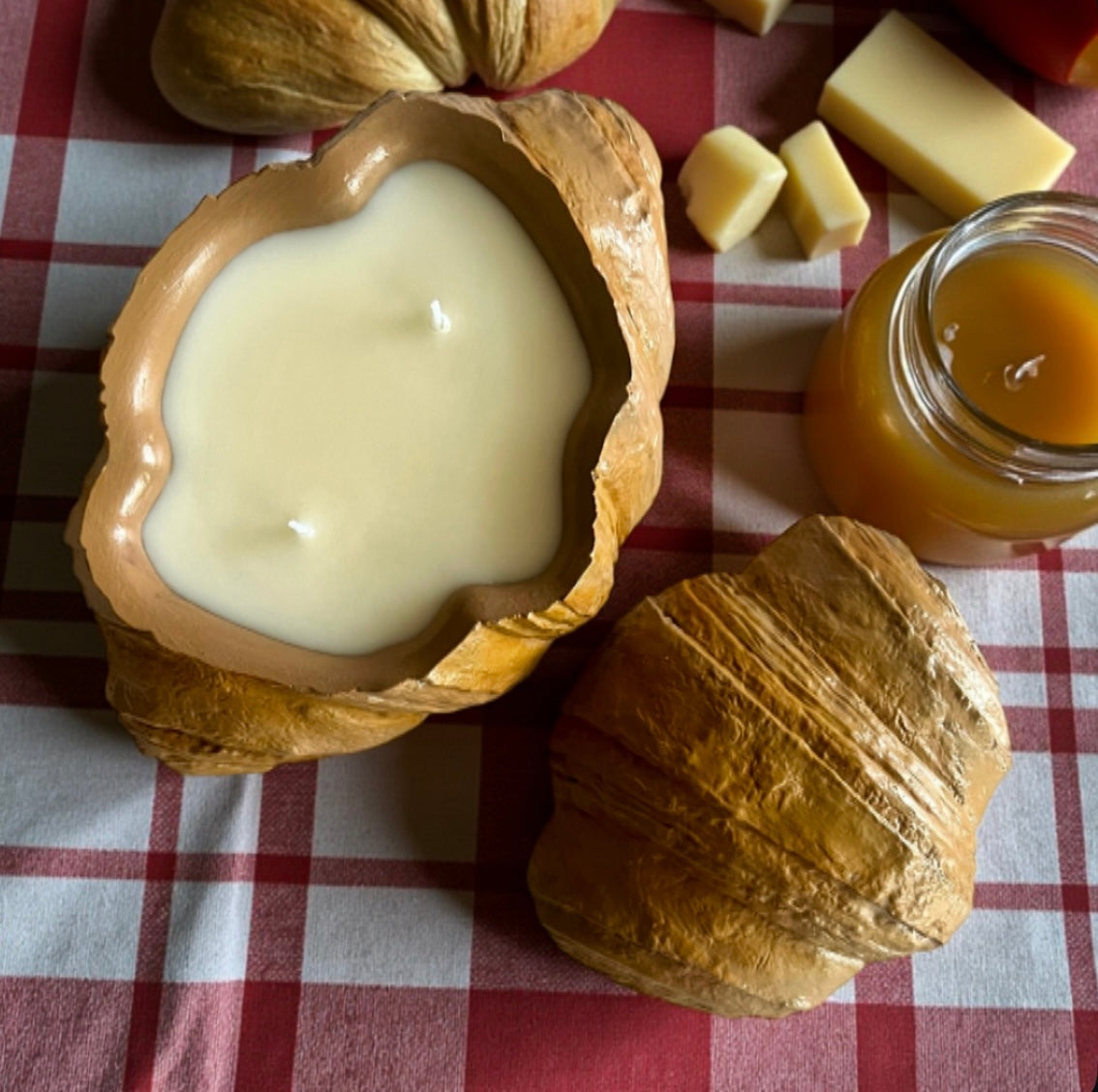 French croissant with lid