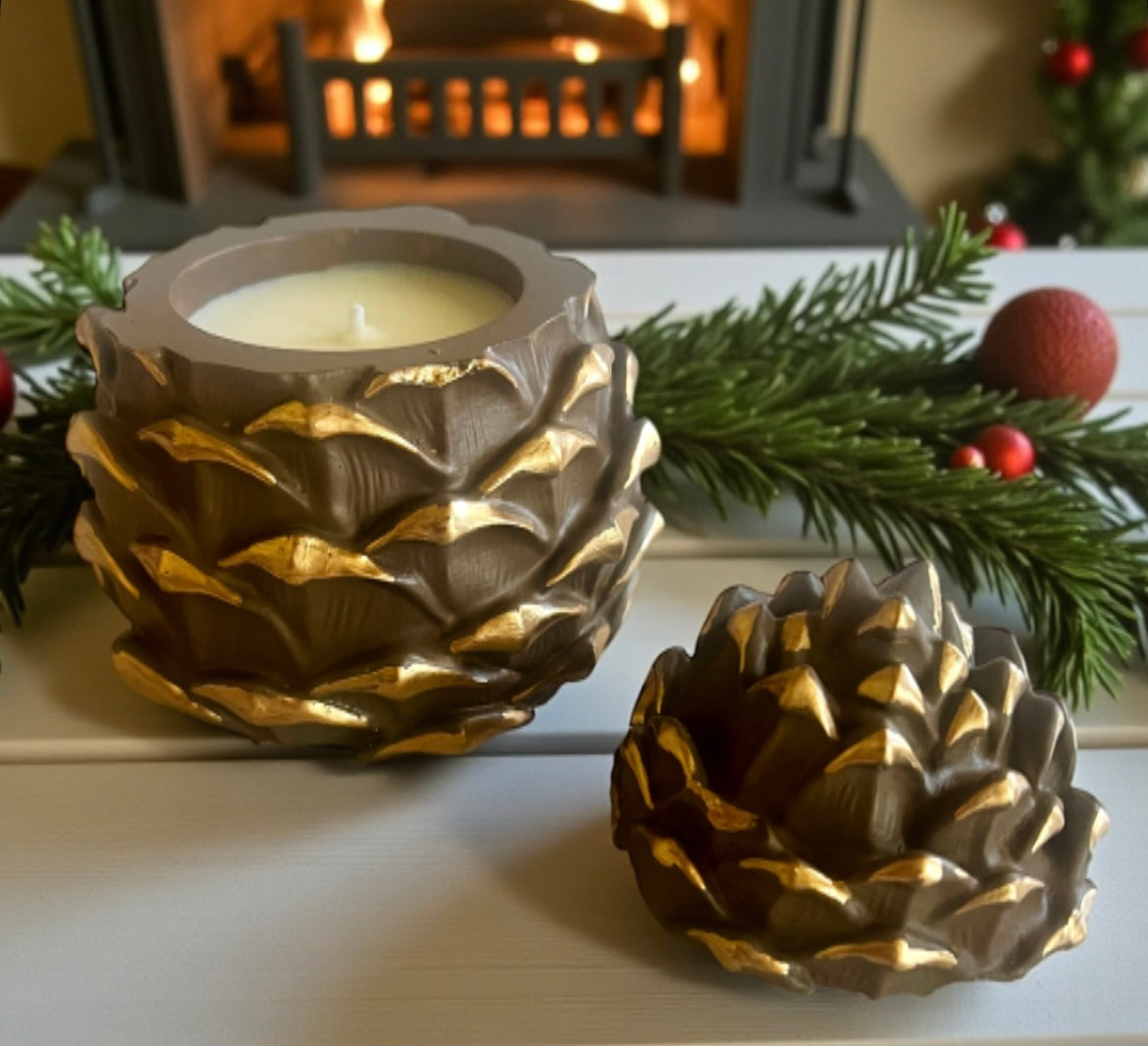 Pinecone with lid and golden details