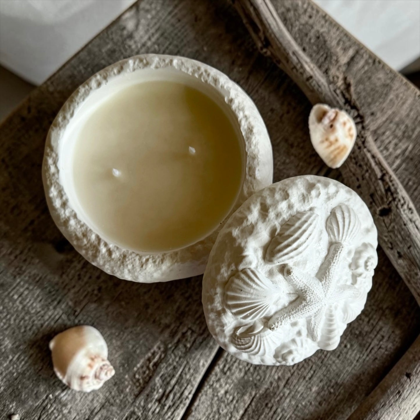Round coastal candle with lid