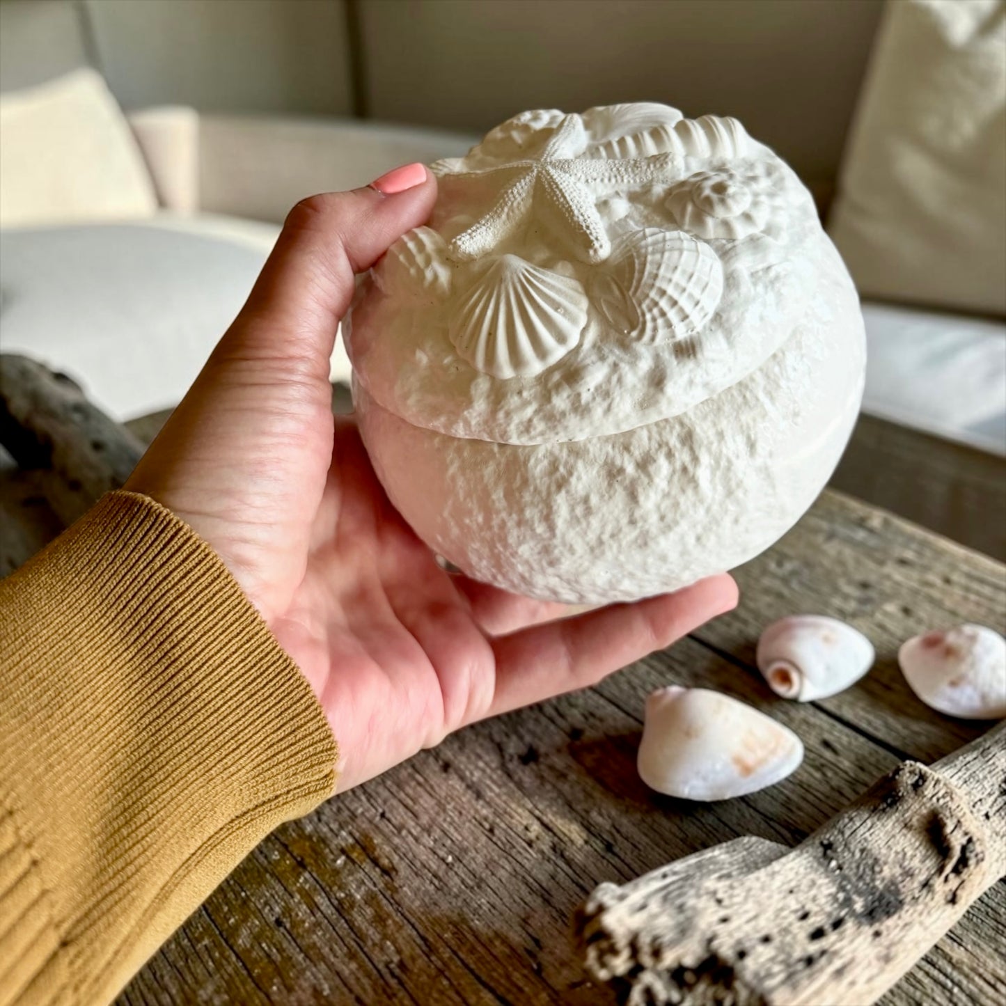 Round coastal candle with lid