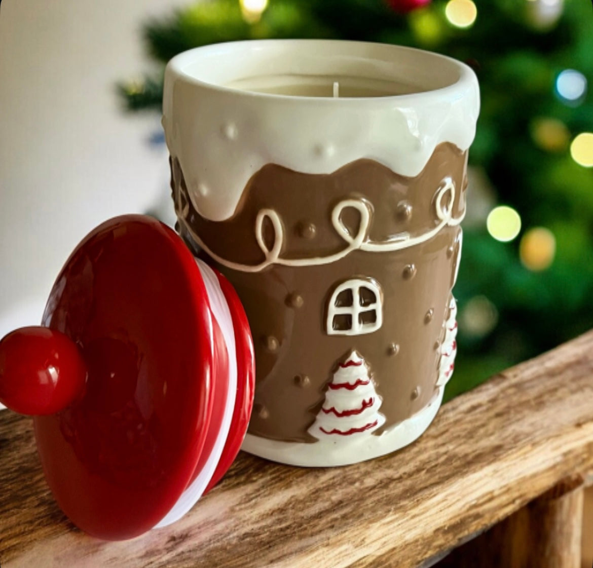 Gingerbread house with lid