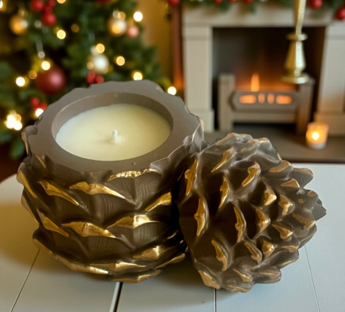 Pinecone with lid and golden details