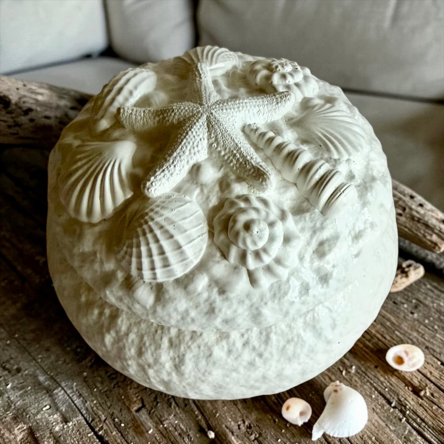Round coastal candle with lid