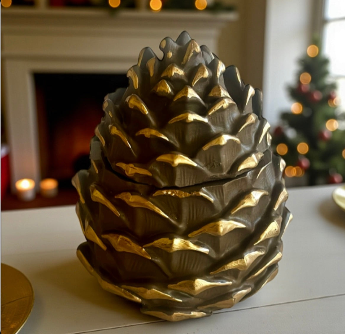 Pinecone with lid and golden details