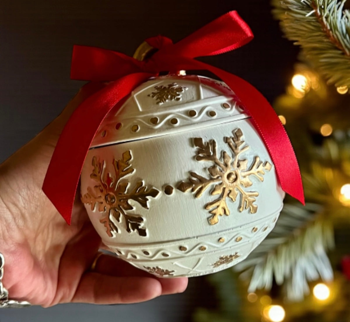Golden and white Christmas ornament with lid