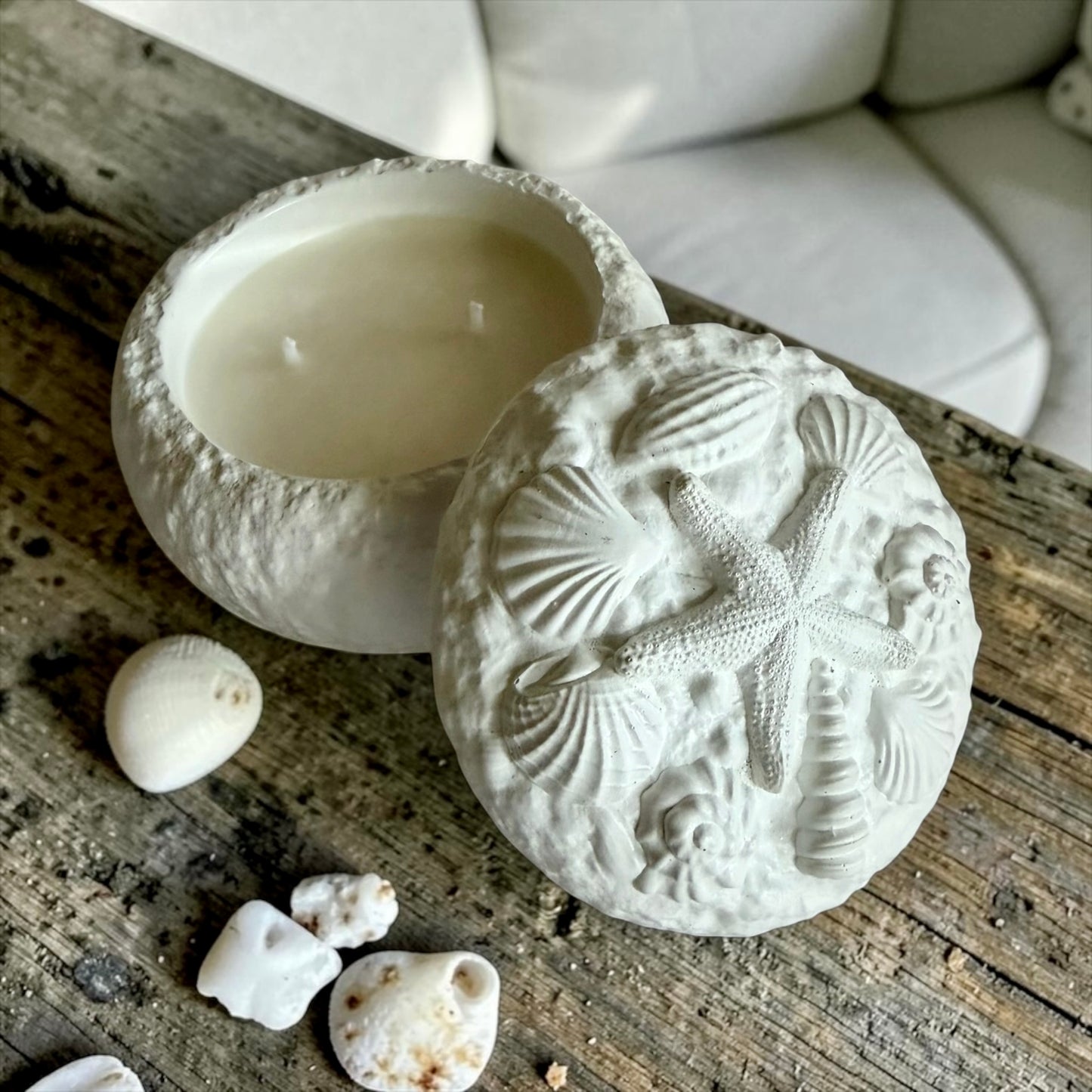 Round coastal candle with lid