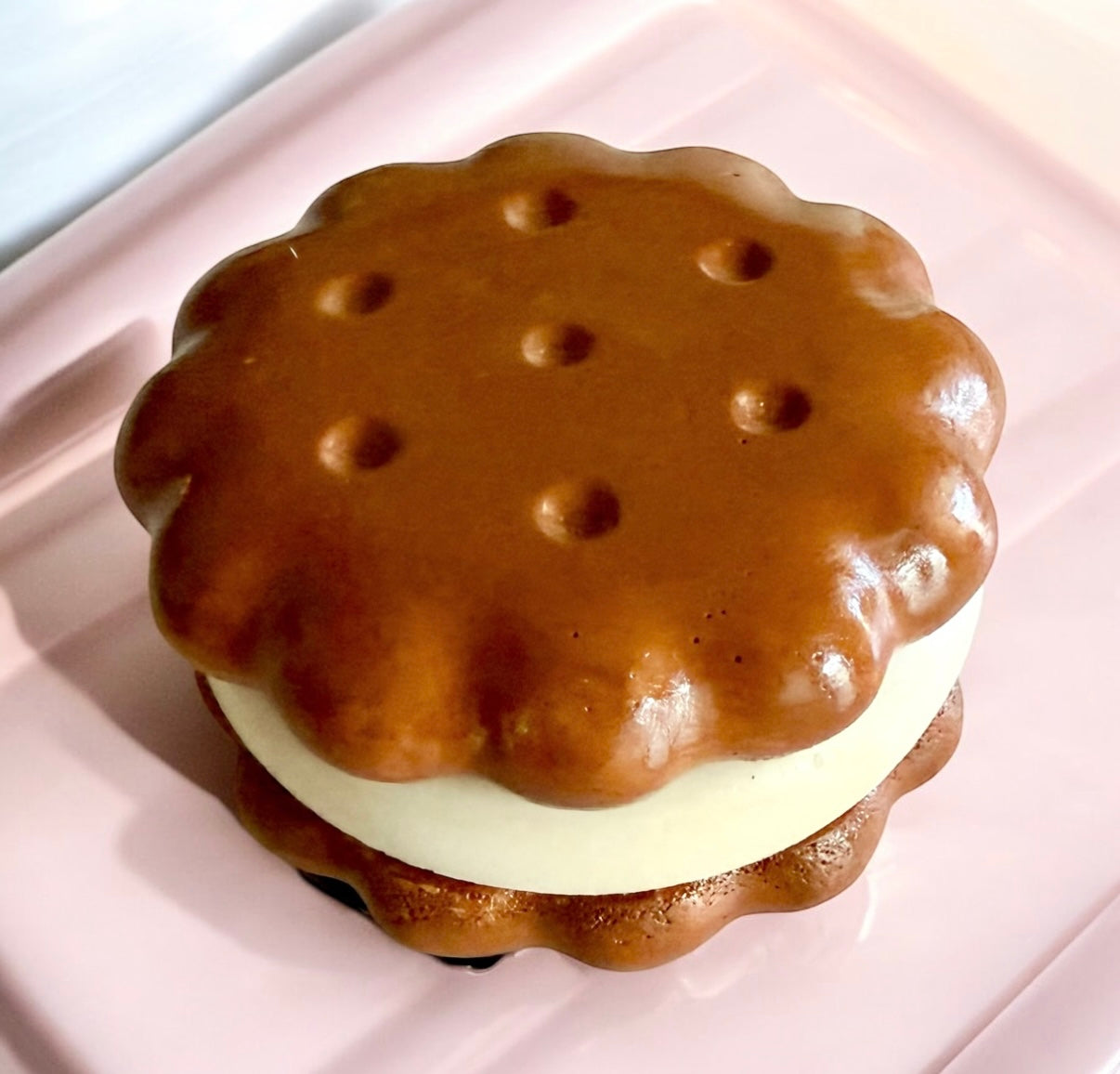 Cookie with cream magnet