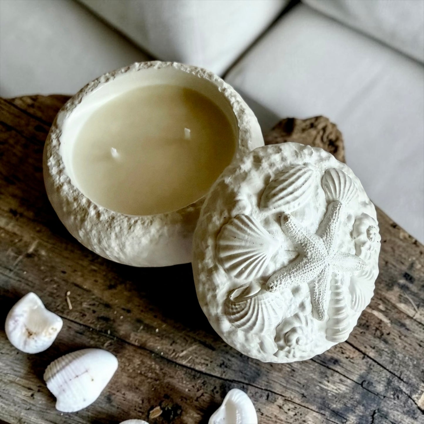 Round coastal candle with lid