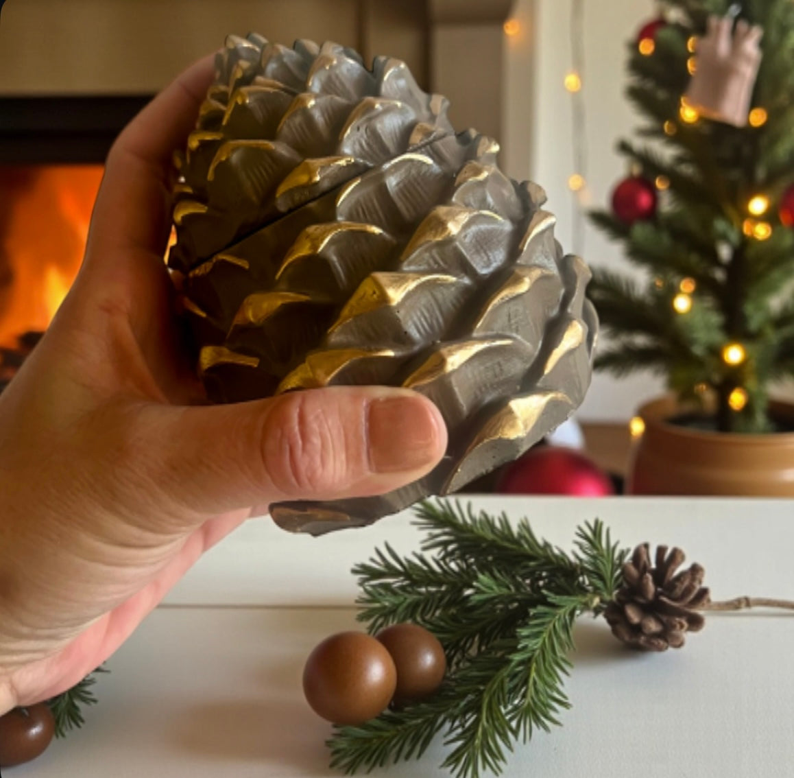 Pinecone with lid and golden details