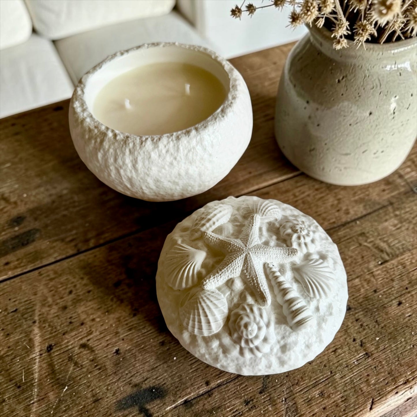 Round coastal candle with lid