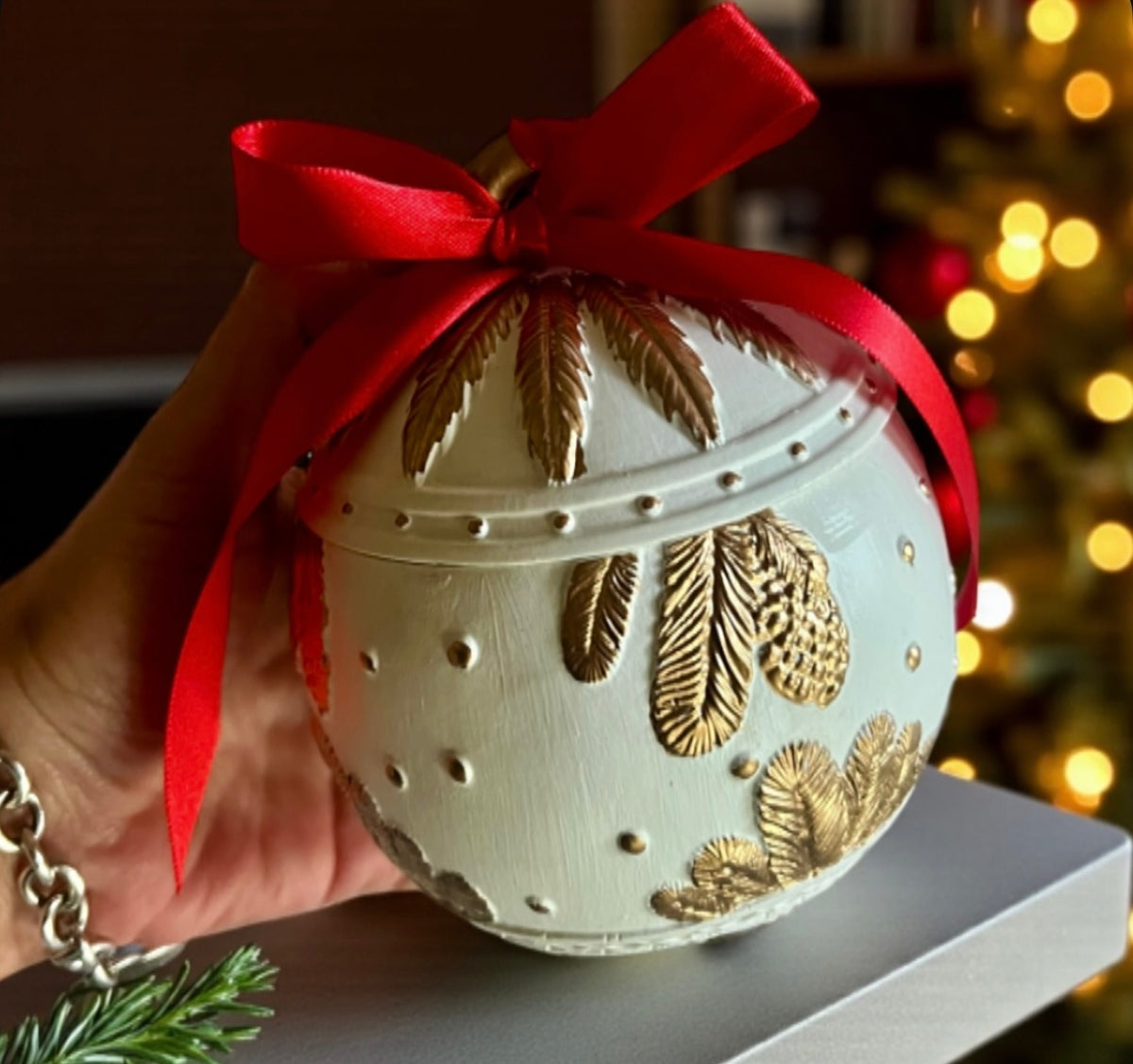 Golden and white Christmas ornament with lid