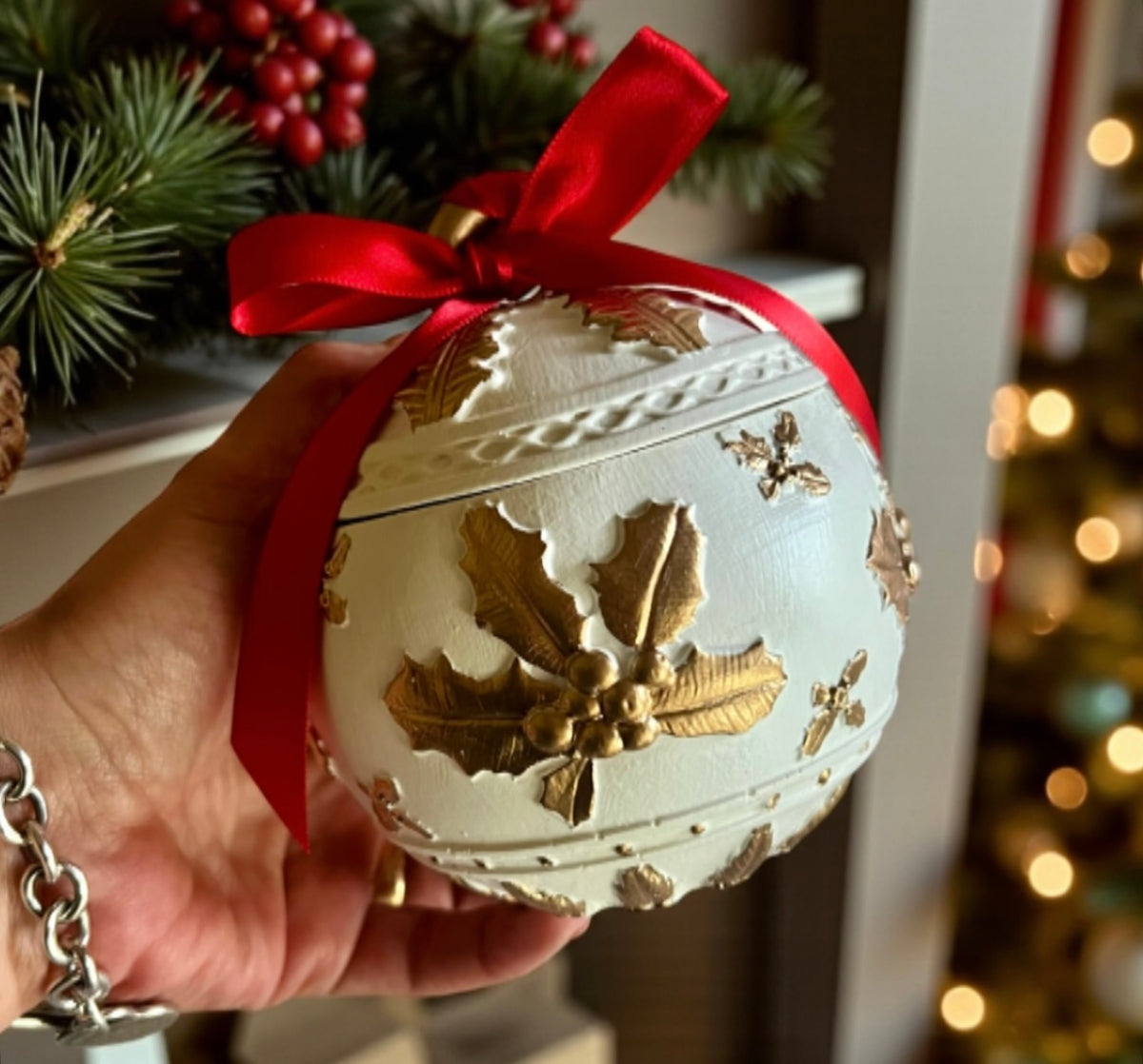 Golden and white Christmas ornament with lid